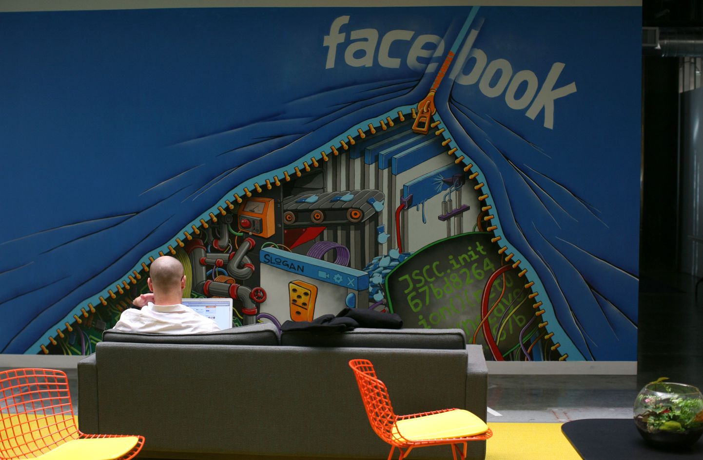 Facebooki töötaja ettevõtte uues Kalifornias Menlo Parkis asuvas peakontoris töötamas.