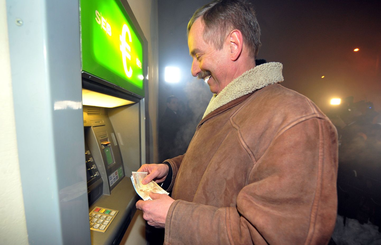 Siim Kallas võttis sularahaautomaadist välja sada eurot.