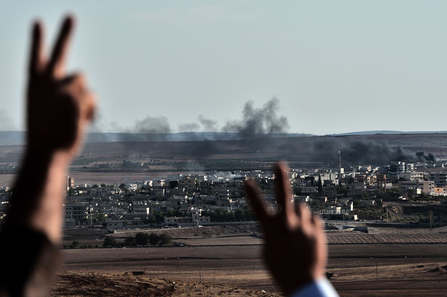 Piiri taga Türgis toimuvat jälgivad kurdid rõõmustavad õhulöökide üle.