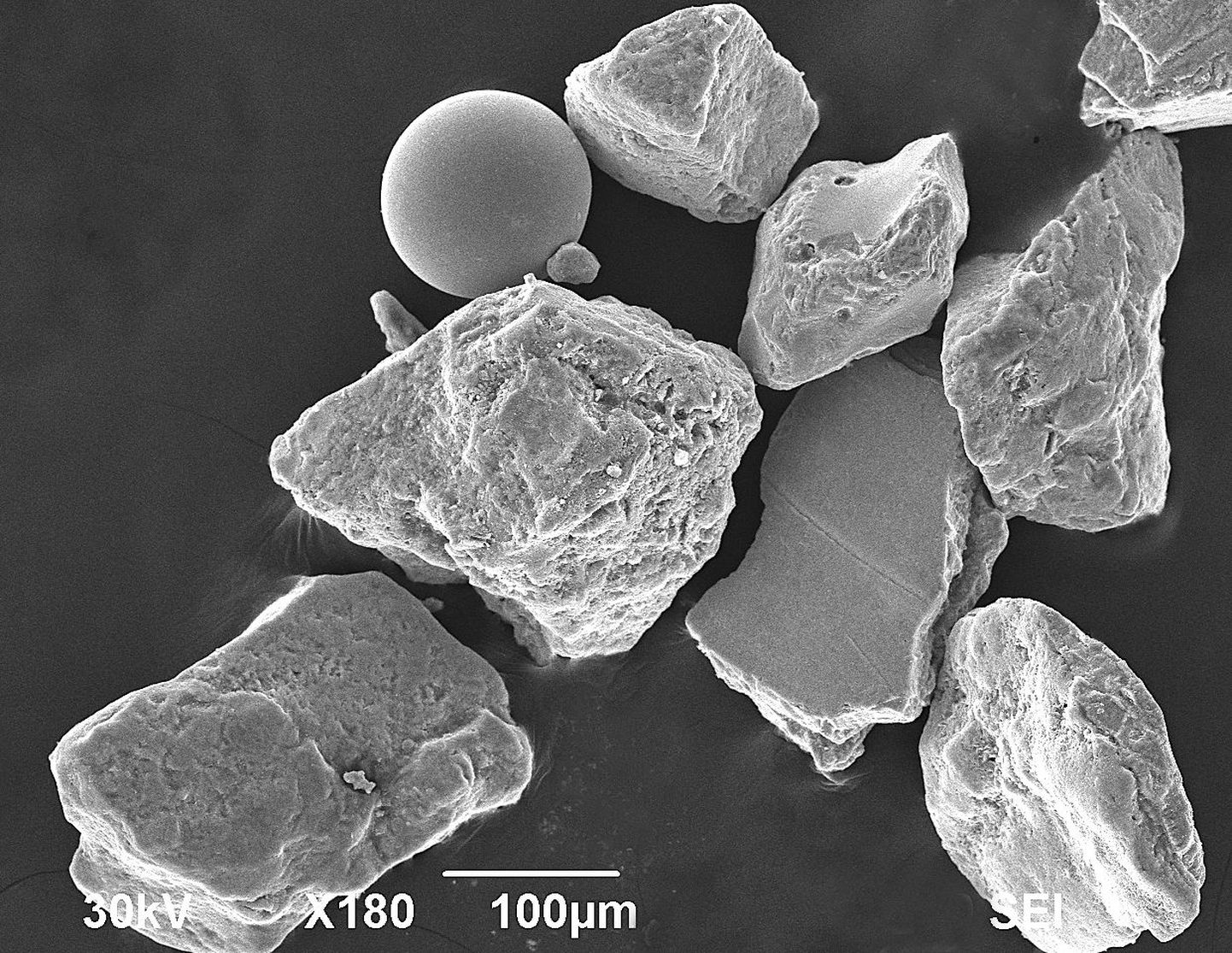 Normandia rannikuliivast leitud  metalliosakesed mikroskoobi all vaadatuna