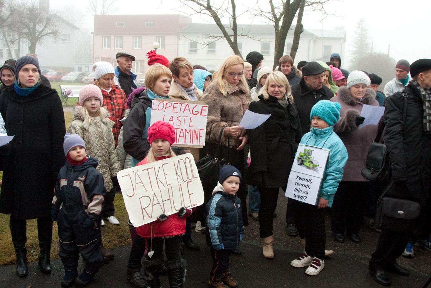 Pühajärve põhikooli eest võitlev kogukond avalikul koosolekul Otepää vallavalitsuse ees.