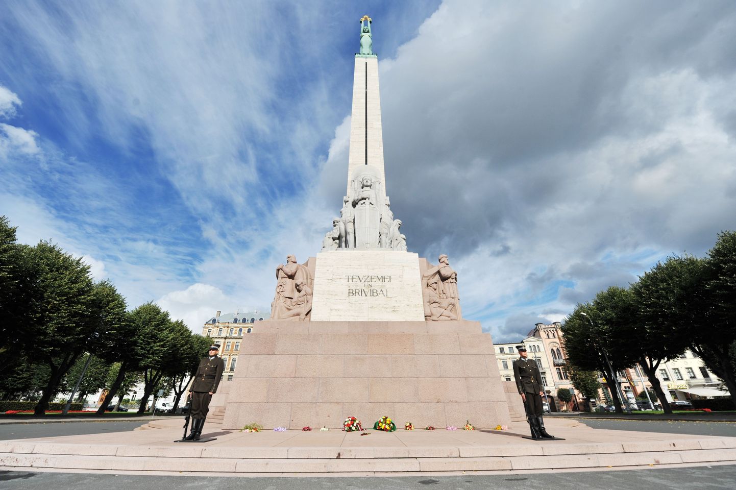 Sõdurite valvatav Vabaduse monument Riias.