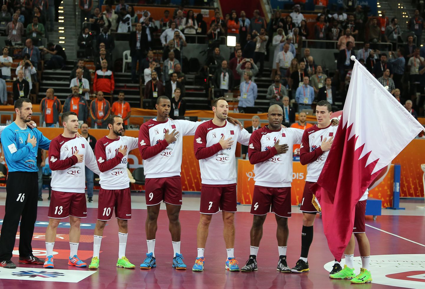 Katari võõrleegion on enne veerandfinaali Saksamaaga asetanud hümni mängimise ajaks käe südamele ja samal ajal lastakse laulul kõlada.