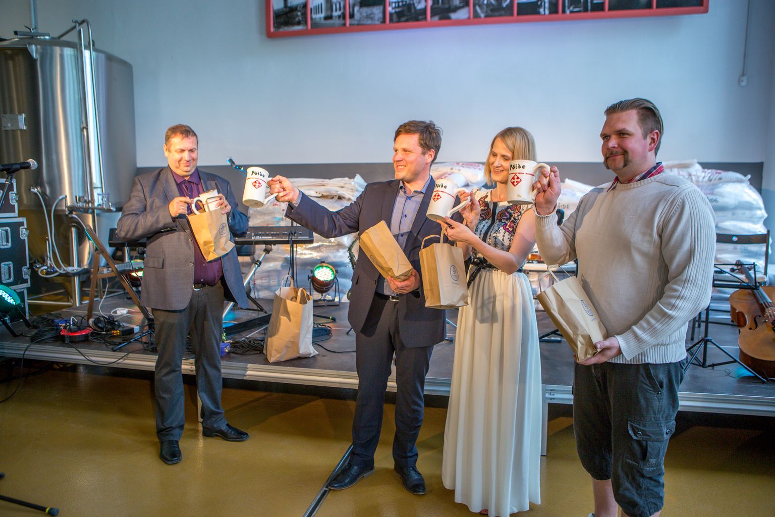 PÖIDE PRUULIKODA kolis 2016. aastal tootmise Tolli tänaval asuva vana elektrijaama ruumesse. Fotol vasakult Andres Tinno, Koit ja Kristel Kelder ja õllemeister Harald Sumberg.