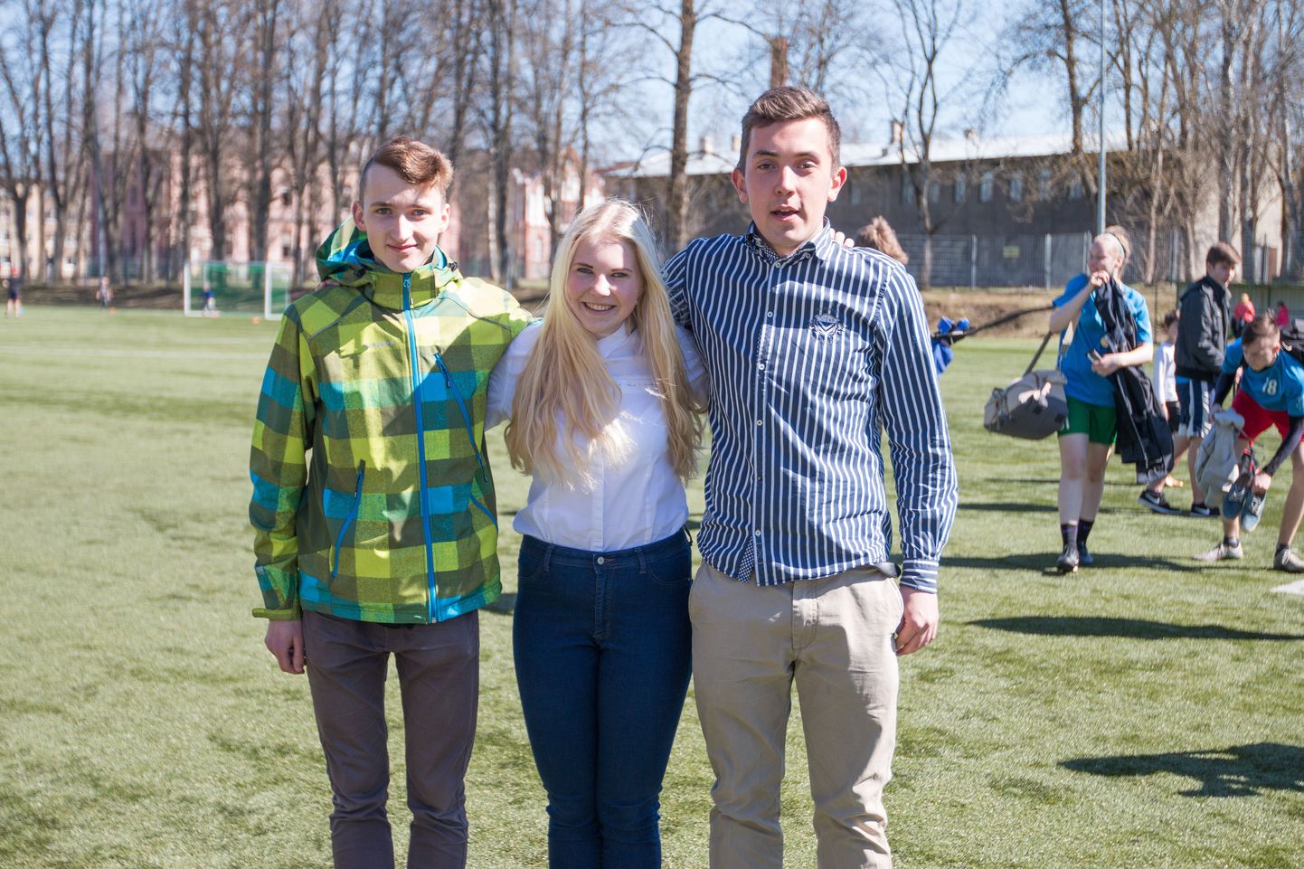 Valga gümnaasiumi 10. klassi õpilased Kristiina Saaron ja Christofer Orukask ning abiturient Karel Simson korraldasid Valgas esimese riigigümnaasiumite jalgpalliturniiri, kus osales kaheksa kooli.