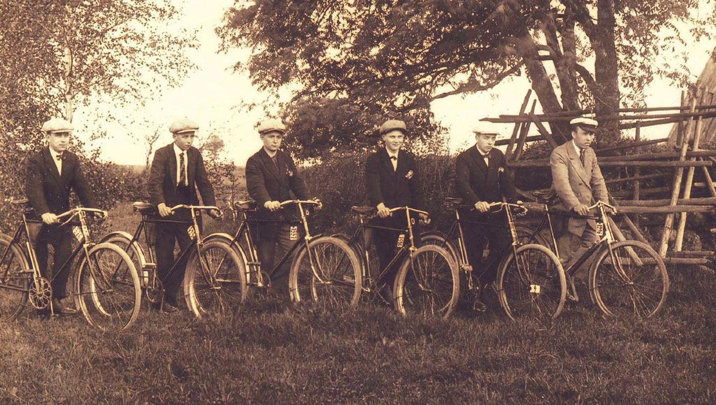 Kui praegu riietuvad jalgratturid vabalt ja sportlikult, siis endistel aegadel väntasid mehed kaherattalistel ringi korralikes ülikondades.