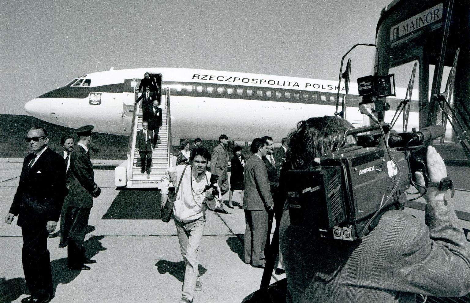 Lennuk, mis viis üleeile surma Poola presidendi, kümned kõrged riigiametnikud ja sõjaväejuhid, maandus 1994. aasta suvel Tartus Raadi lennuväljal. Tollal saabus lennukiga Eestisse Poola endine president Lech Wałesa.