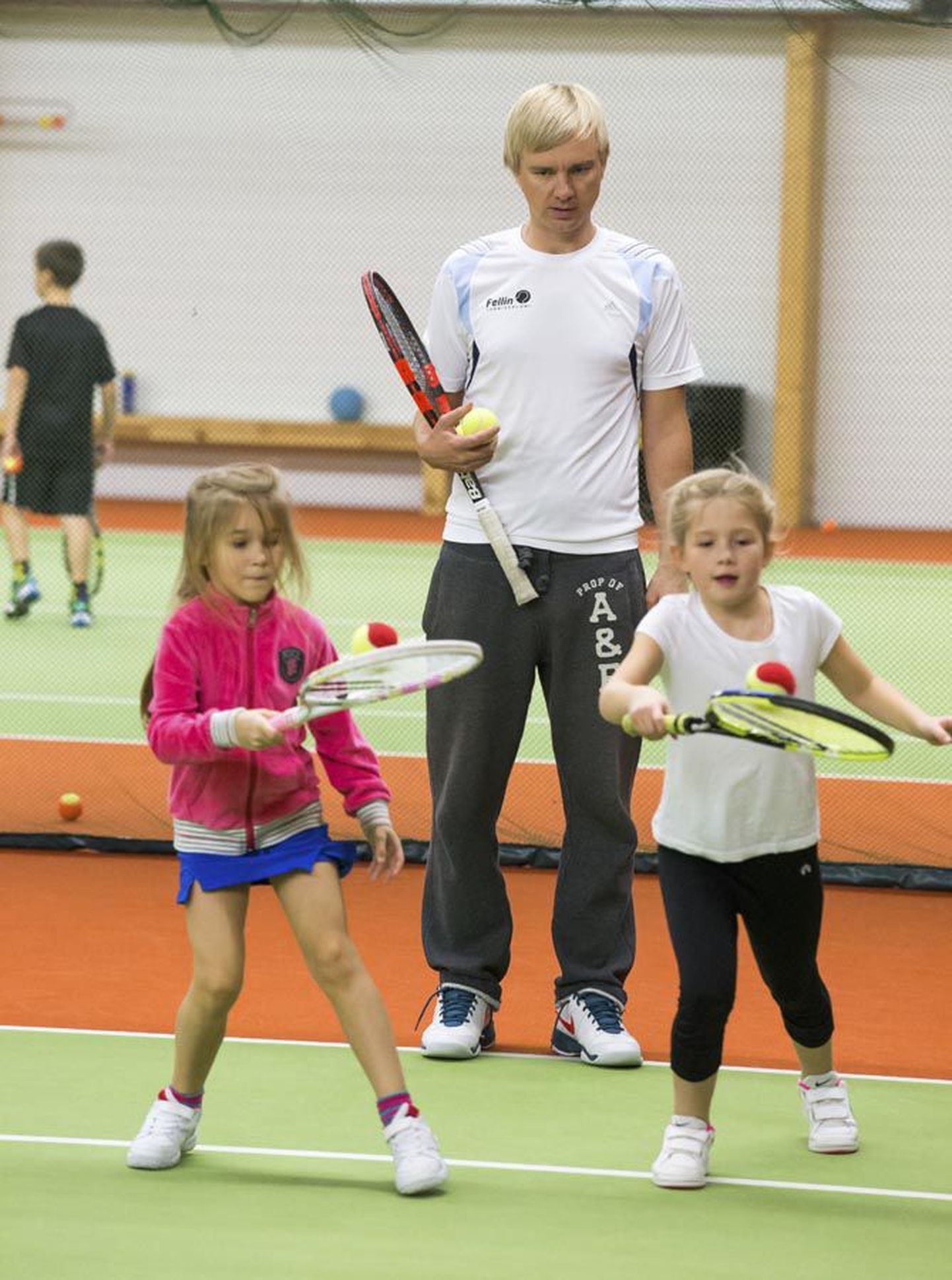 Tennisetreener Ott Ahoneni kinnitusel on Viljandi tennisehall kogu aeg hõivatud. Vaba mänguaega tuleb lausa tikutulega otsida.