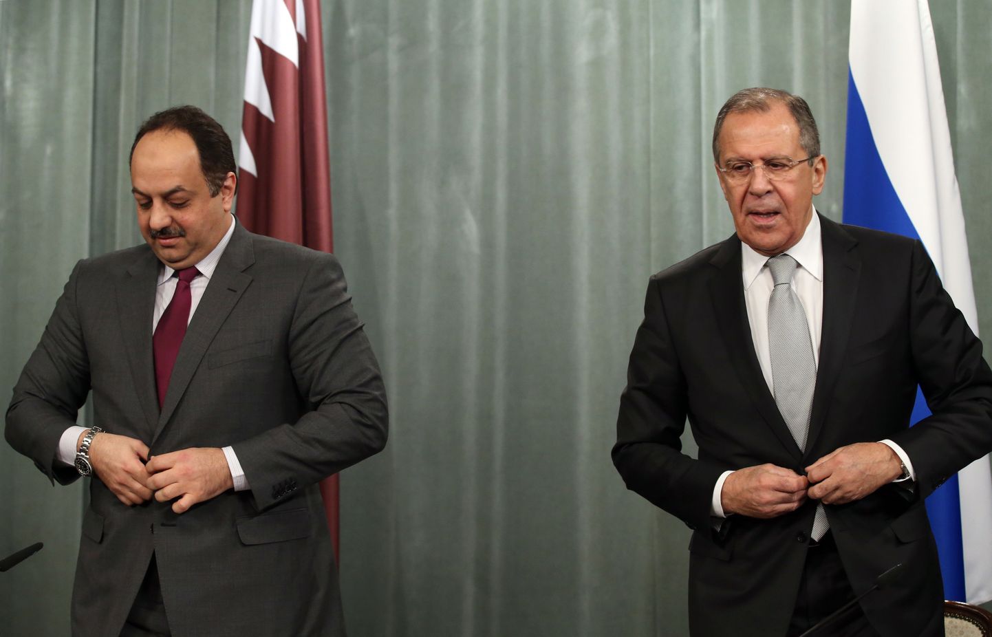 Глава российского МИД Сергей Лавров на встрече со своим катарским коллегой Халедом бен Мухаммедом аль-Атыйей.