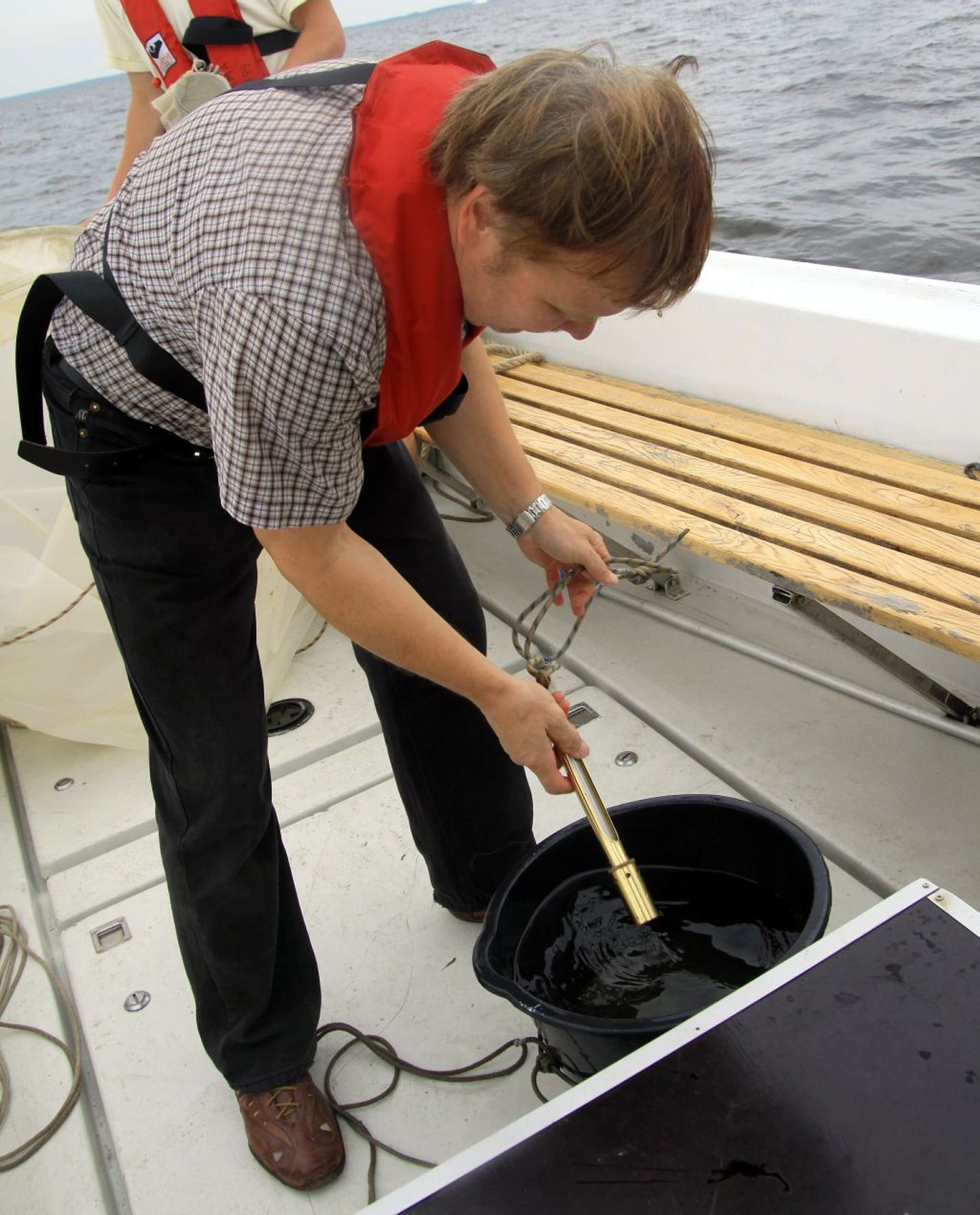 Ihtüoloog Ain Lankov mõõdab lahe vee temperatuuri erinevates veekihtides.