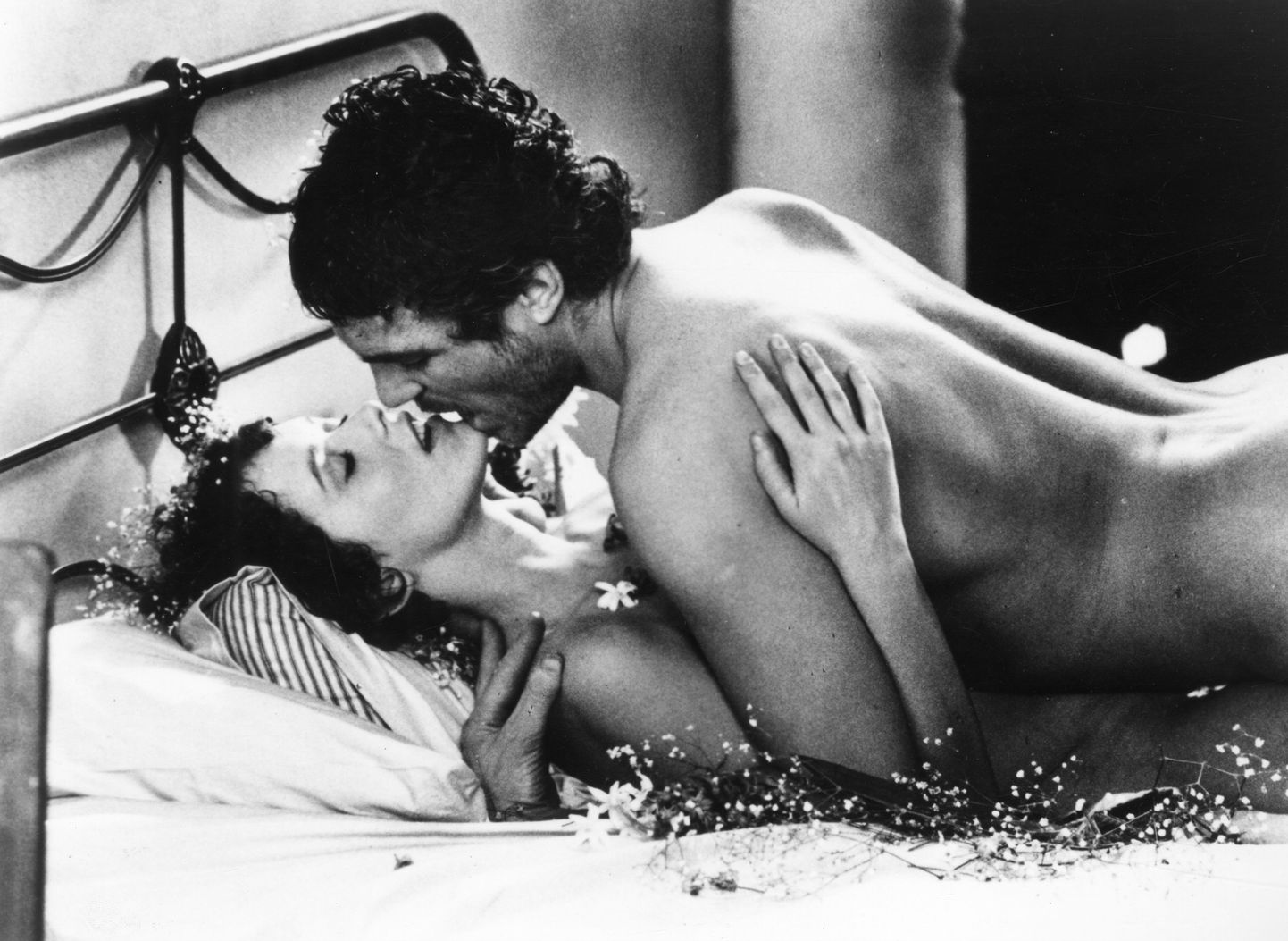 Leedi Chatterley (Sylvia Kristel) ja Nicholas Clay kehastatud Mellors tulise salaafääri kütkes. Kaader 1981. aasta filmist «Leedi Chatterley armuke».