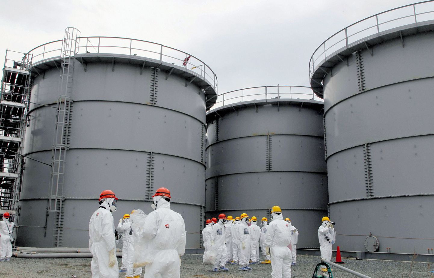 Шесть рабочих «Фукусимы» были облиты радиоактивной водой.