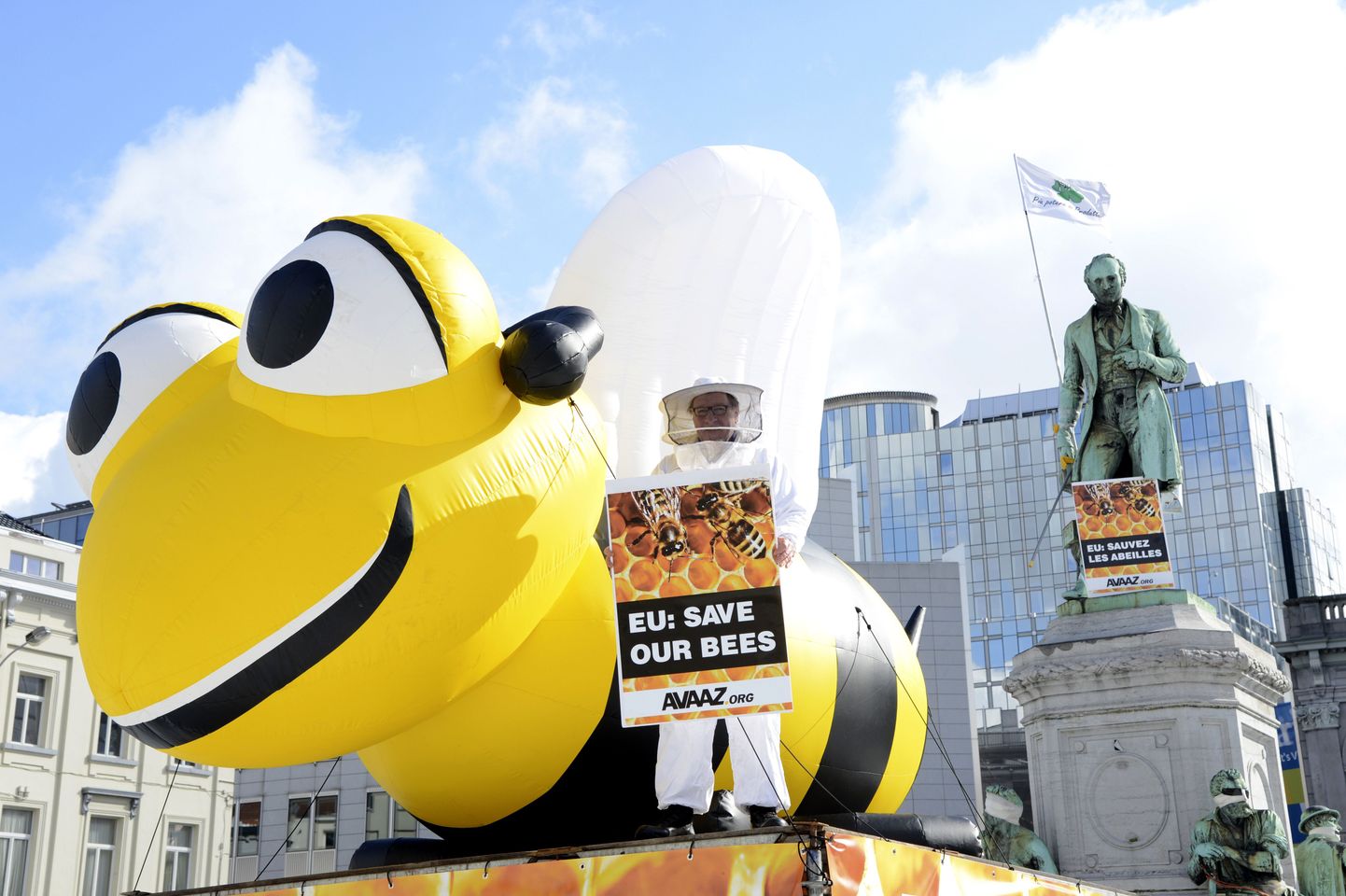 Mesinik avaldab hiigelsuure mesilase juures meelt pestitsiidide kasutamise vastu EL-is.