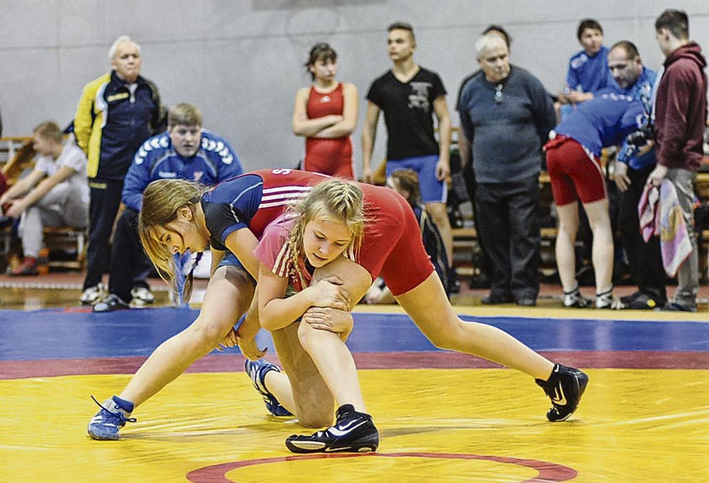 Tiia-Triin Tomson (all) on saanud poolfinaalivastase Polina Sahno jala haardesse.