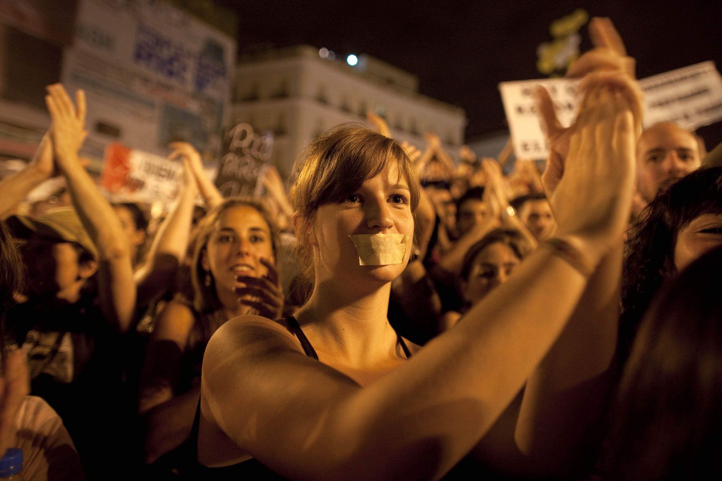 Paljud Madridi demonstrandid katsid eile oma suu «vaikivaks protestiks» kleeplindiga.