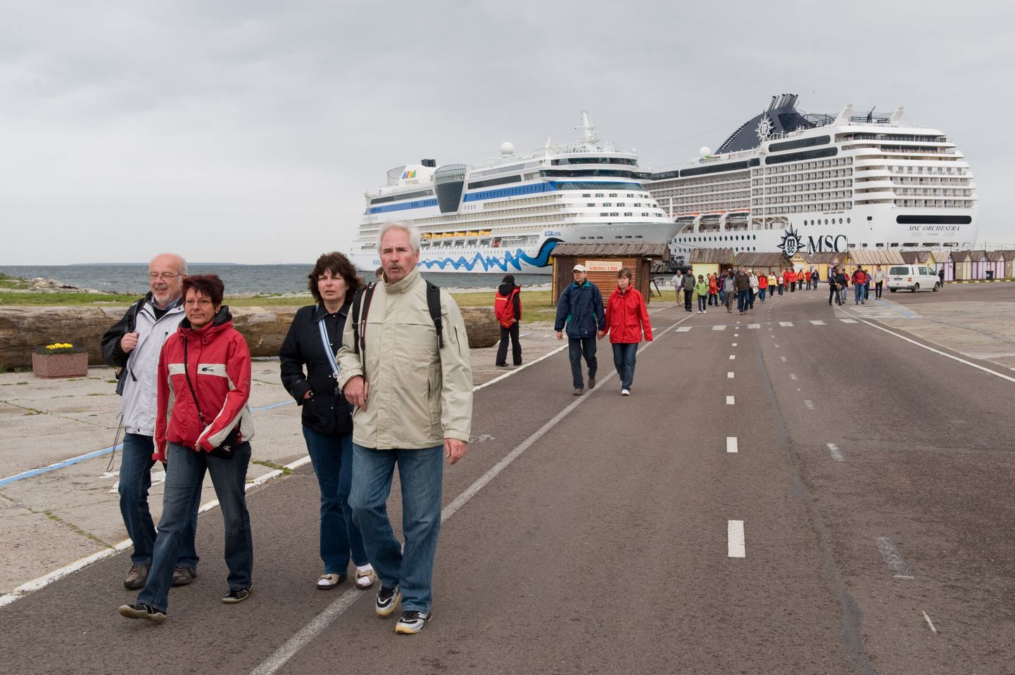 Туристы сходят на берег в Таллиннском пассажирском порту.