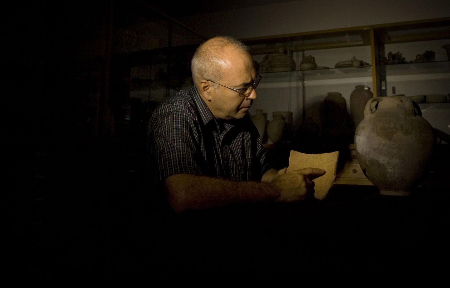 Yossi Garfinkel näitab juutide vanimat kirjutist