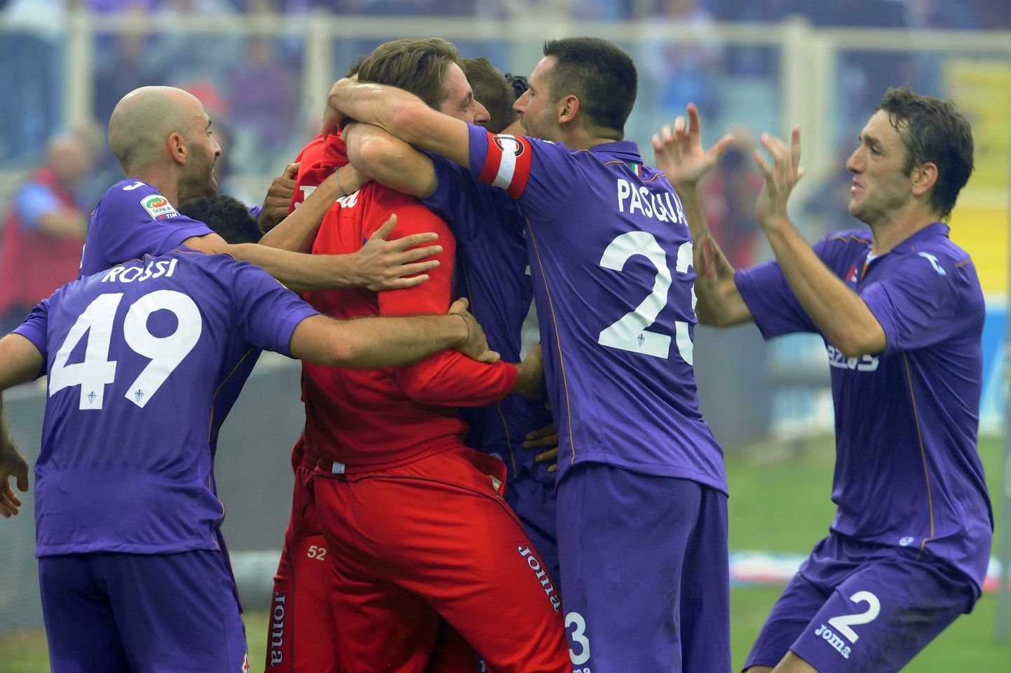 Tähistavad Fiorentina klubi mängijad.