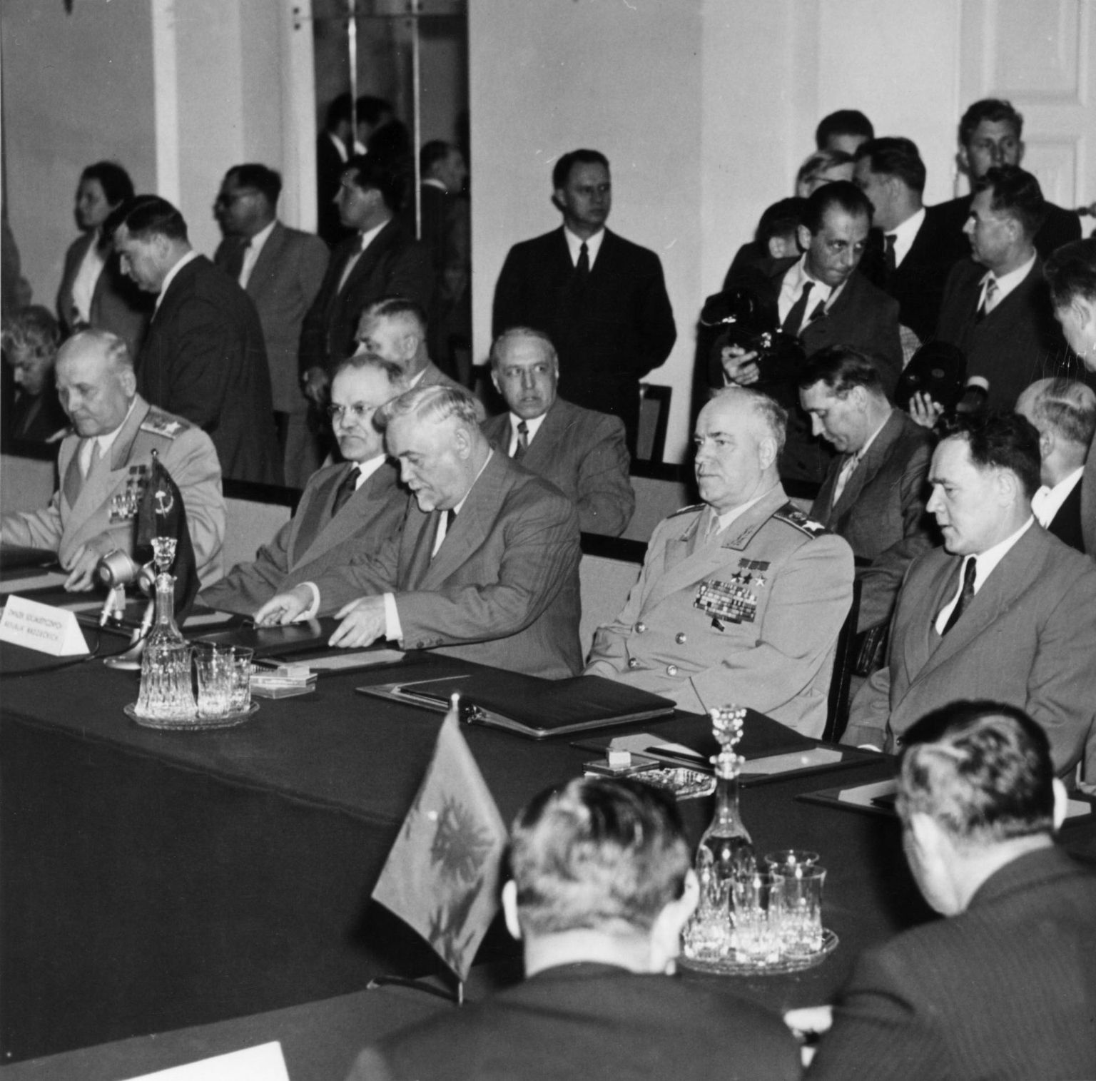 11.–14. maini 1955 olid Varssavis koos Nõukogude Liidu ning Albaania, Bulgaaria, Ida-Saksamaa, Poola, Rumeenia, Tšehhoslovakkia ja Ungari delegatsioonid, et kirjutada alla sõjalise liidu loonud Varssavi paktile. Pildil konverentsi eelviimasel päeval Nõukogude Liidu delegatsioon: vasakult ministrite nõukogu aseesimees ja välisminister Vjatšeslav Molotov, ministrite nõukogu esimees Nikolai Bulganin ja kaitseminister Georgi Žukov.