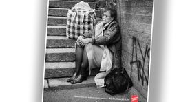 Tarja Halonen jäi fotosilma ette kodutuna tänaval kössitades