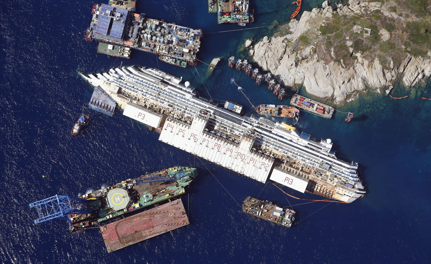 Vaade Costa Concordia vrakile ja selle ülestõstmiseks ettevalmistusi tegevatele alustele augustis.