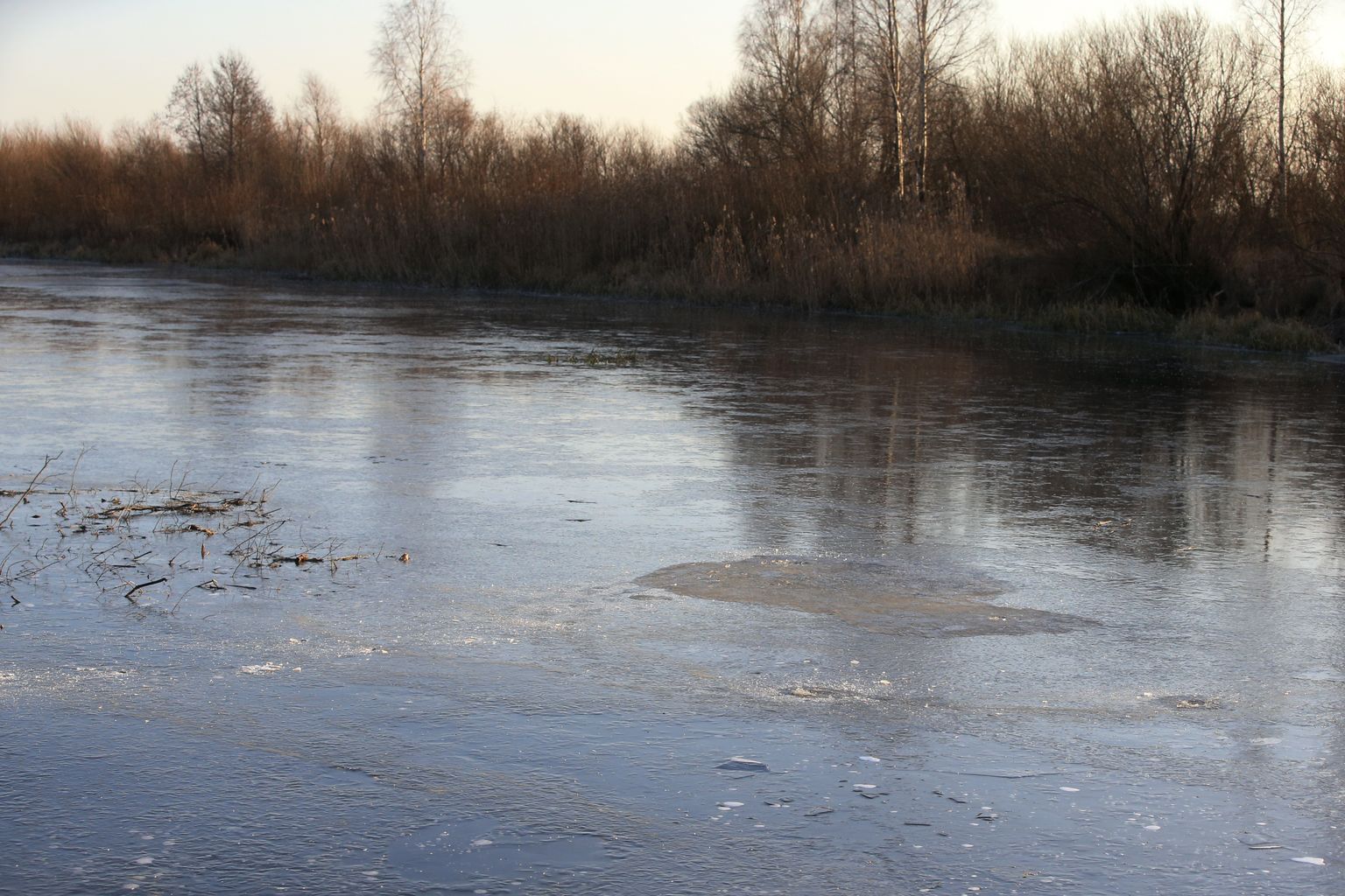 Eile märgati Lahepera järve hapral jääl kalastajat.