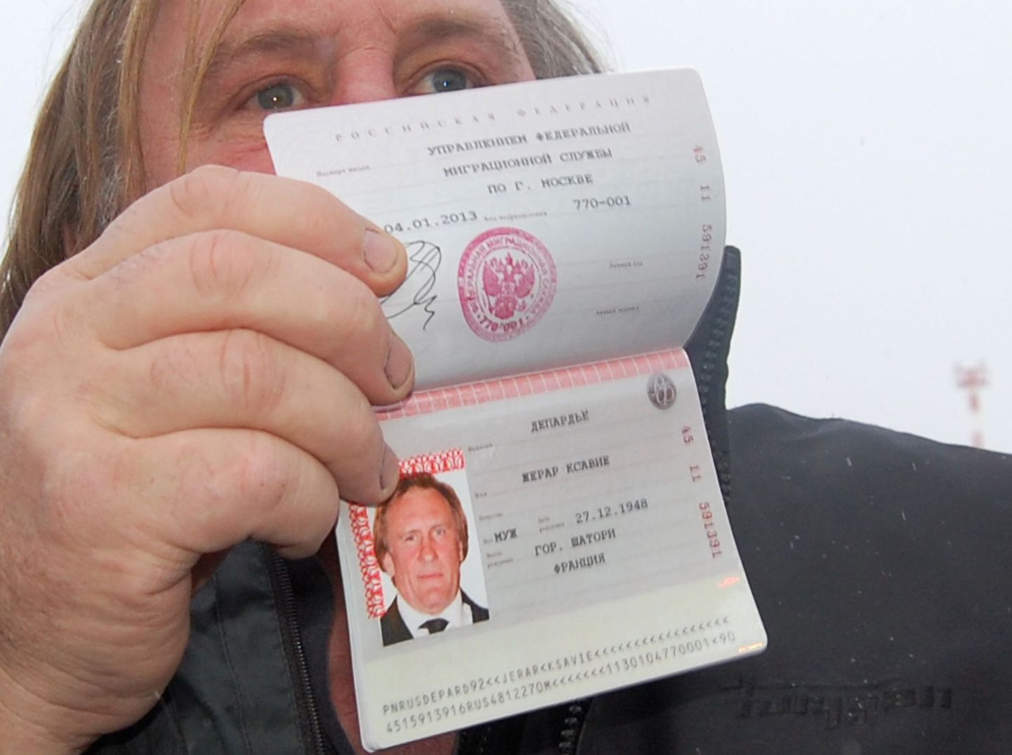 Жерар Депардьё демонстрирует российский паспорт