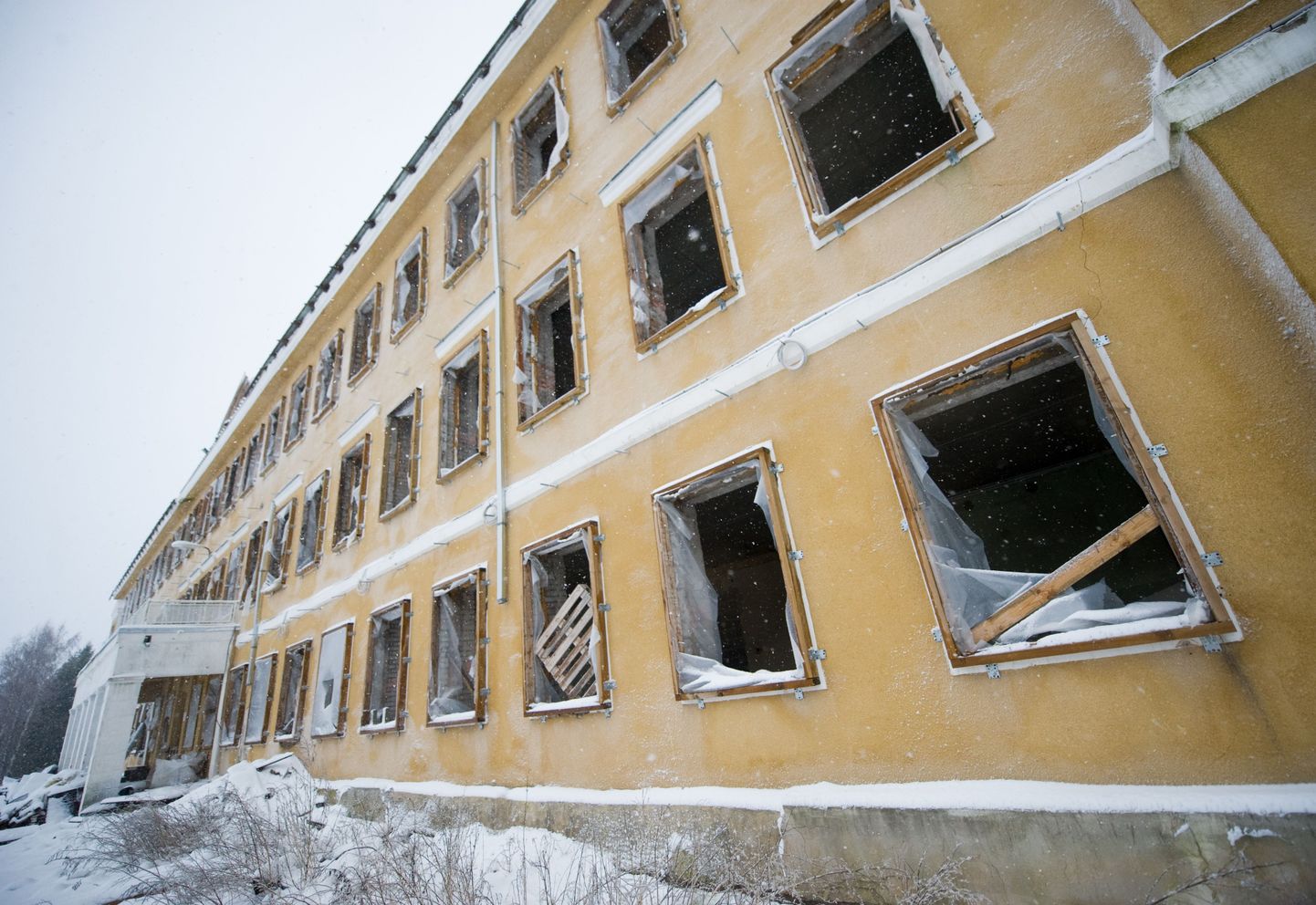 Facio ehitusest maha jäänud koolimaja varemed. Pildil on peahoone.