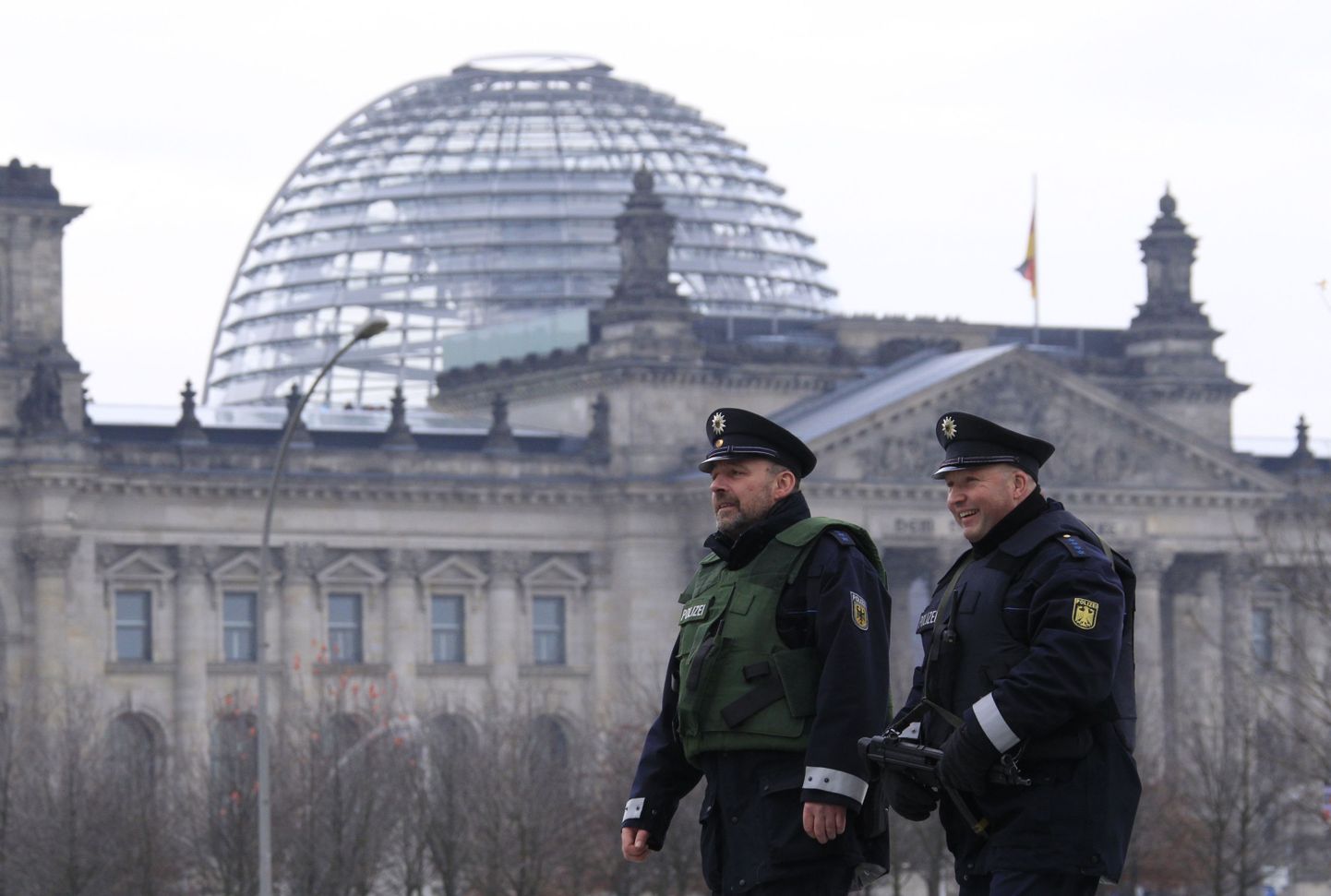 Немецкие полицейские охраняют парламент. Иллюстративное фото