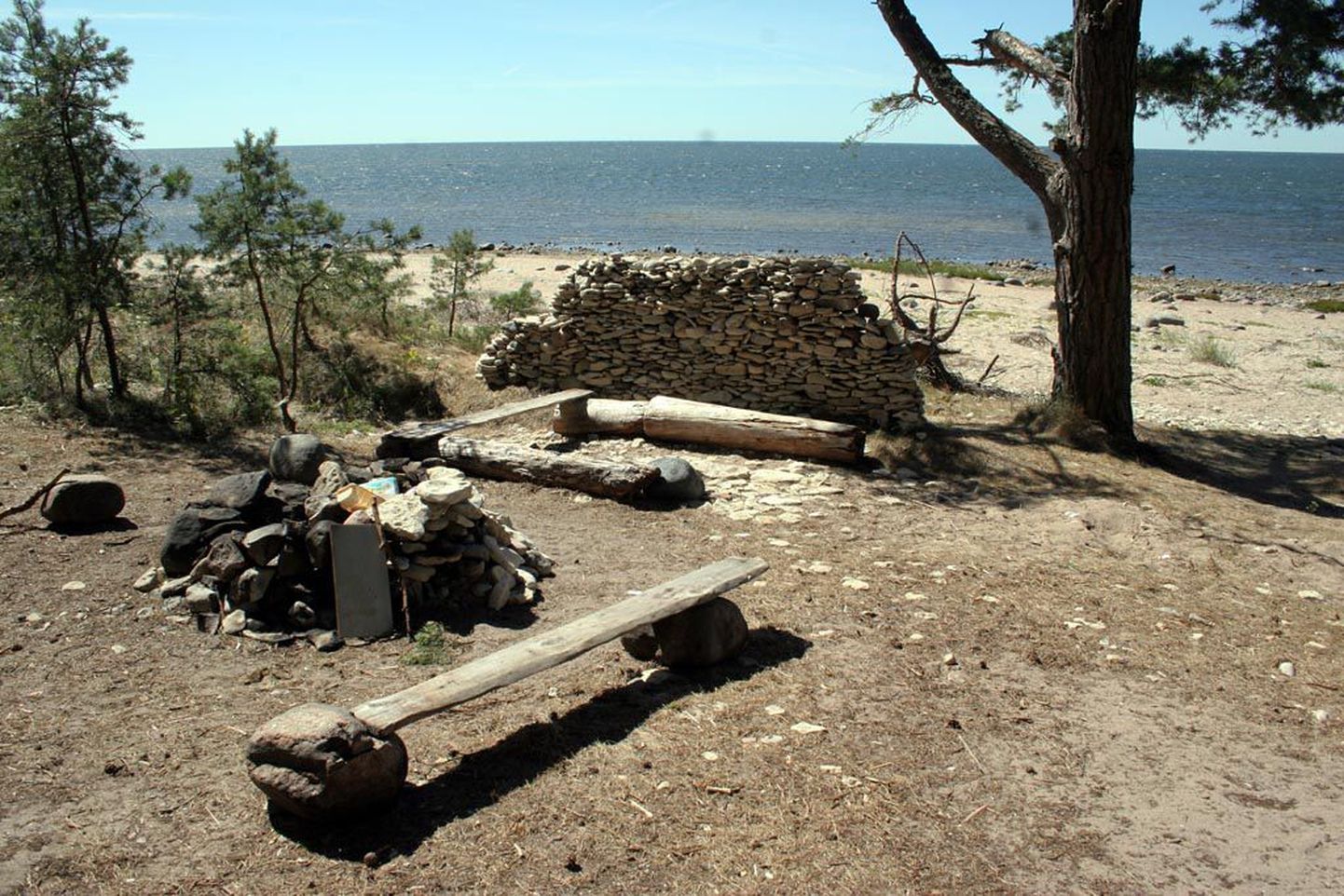 Romantilise rannatee äärde jääb mitu supelranda, sealhulgas Matsirand.