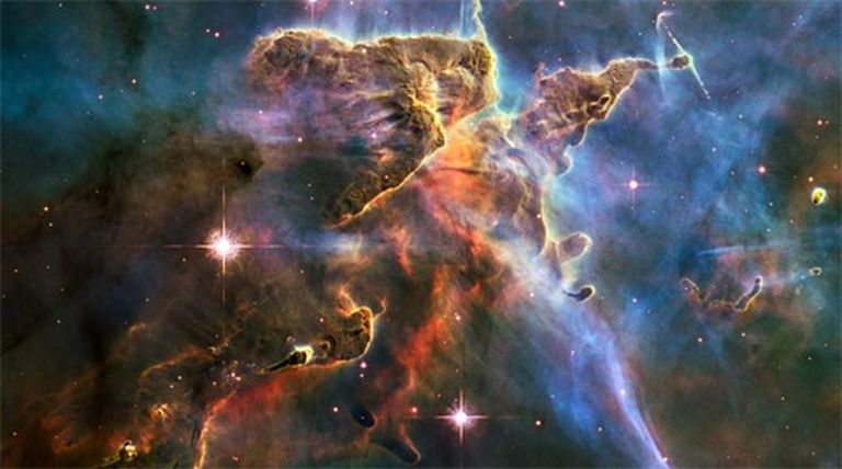 Carinae miglājs, ko dēvē arī par zvaigžņu šūpuli, atrodas apmēram 7500 gaismas gadu attālumā 