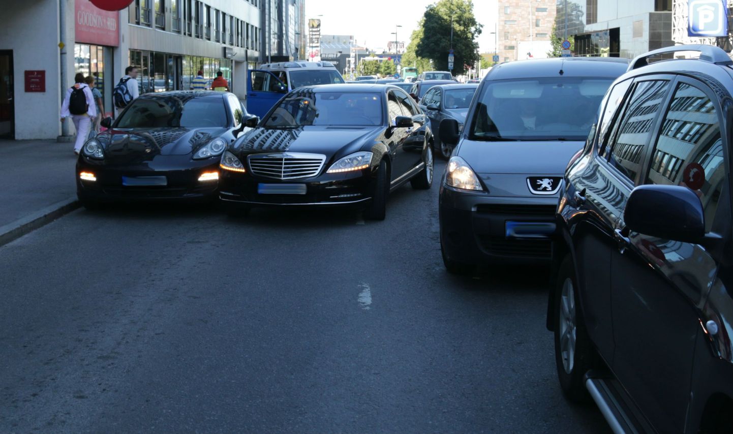 Tallinnas Jõe tänav 5 juures põrkasid külgepidi kokku sõiduautod Mercedes-Benz S500 ja Porsche Panamera.