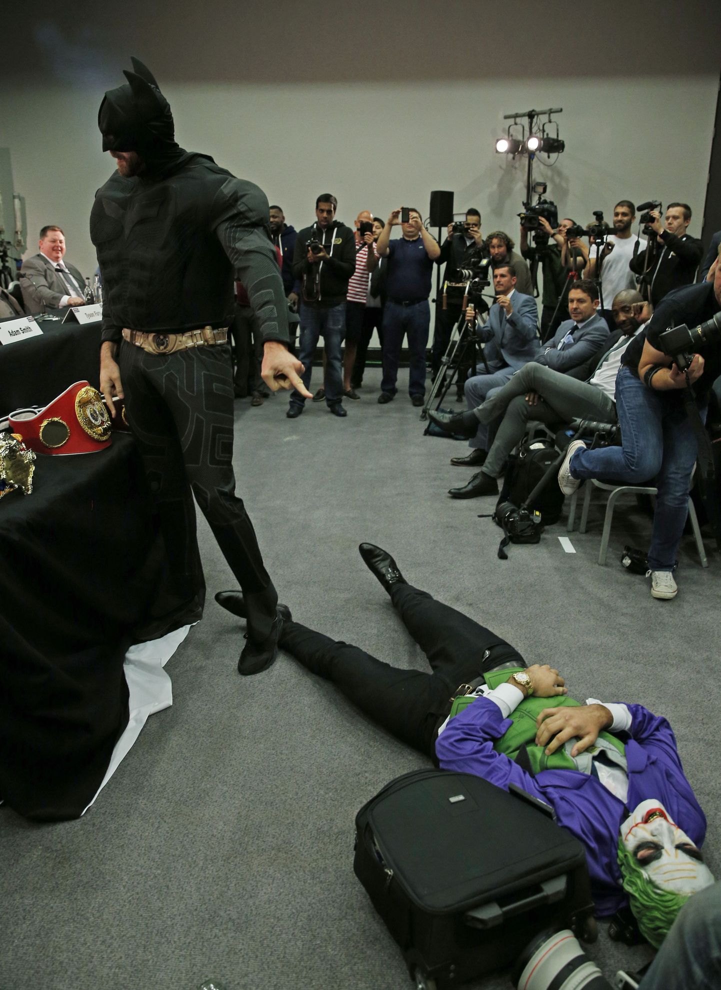 Enen matši Vladimir Klitškoga otsustas Tyson Fury pressikonverentsile saabuda Batmani kostüümis ning maadles ka Jokkeriga.