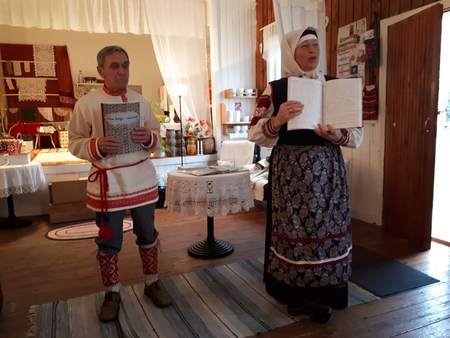 Vello Jüriöö ja Inara Luigas esitlemas IX Setomaa hariduskonverentsil Mikitamäel raamatut "Uma käega-süamest"