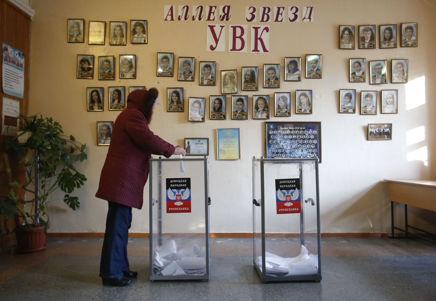 Naine viskab hääletussedeli kasti Donetski ühes valimisjaoskonnas.
