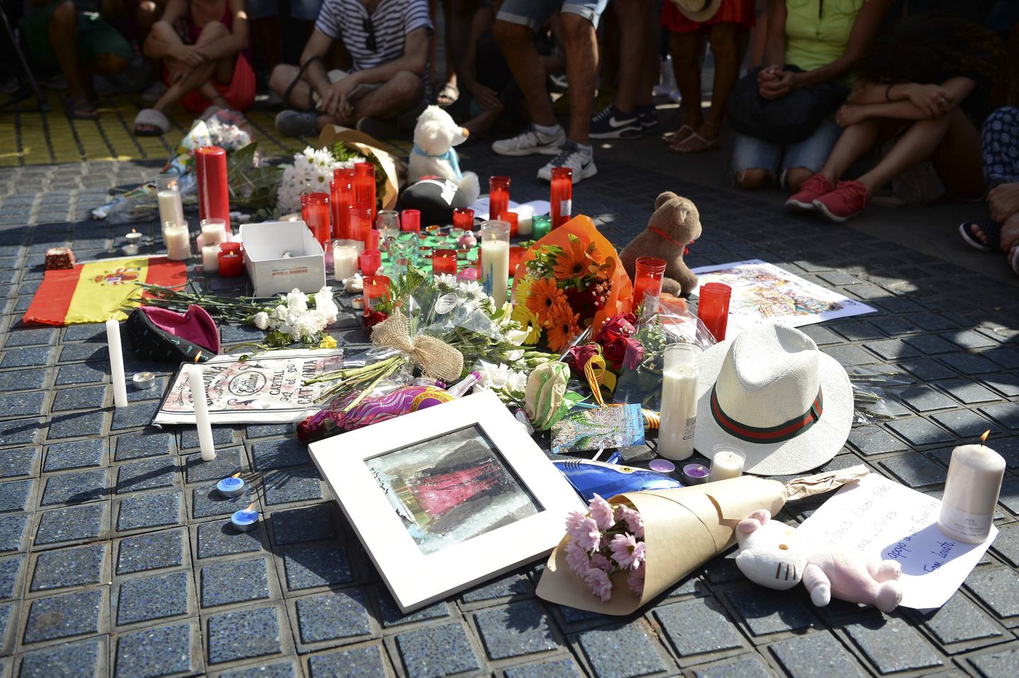 Цветы и свечи на улице Рамбла в Барселоне, где произошел теракт.