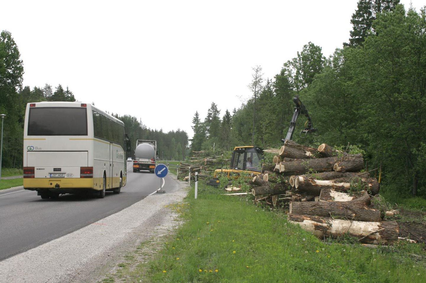 Eelmise nädala lõpus alustati Kirnas teeäärsete puude maha võtmist, millega tehti algust järgmisel nädalal algava 1,2 kilomeetrise teelõigu ümberehitustöödega.