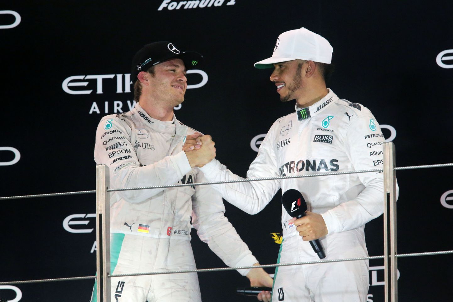 Nico Rosberg ja Lewis Hamilton Abu Dhabis poodiumil.
