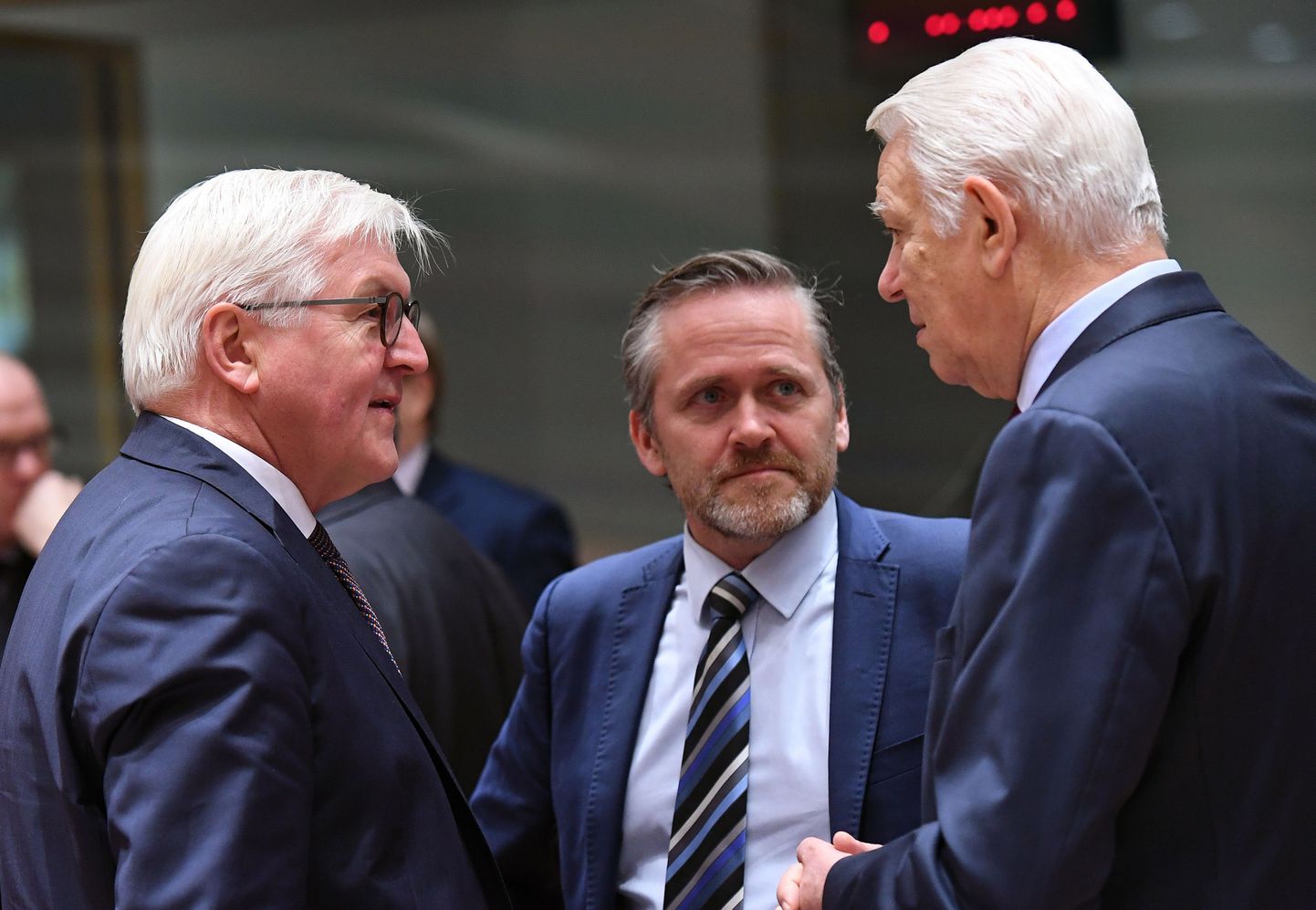 Taani välisminister Anders Samuelsen (keskel) andis teada otsusest luua esimesena maailmas digisaadiku ametikoht.