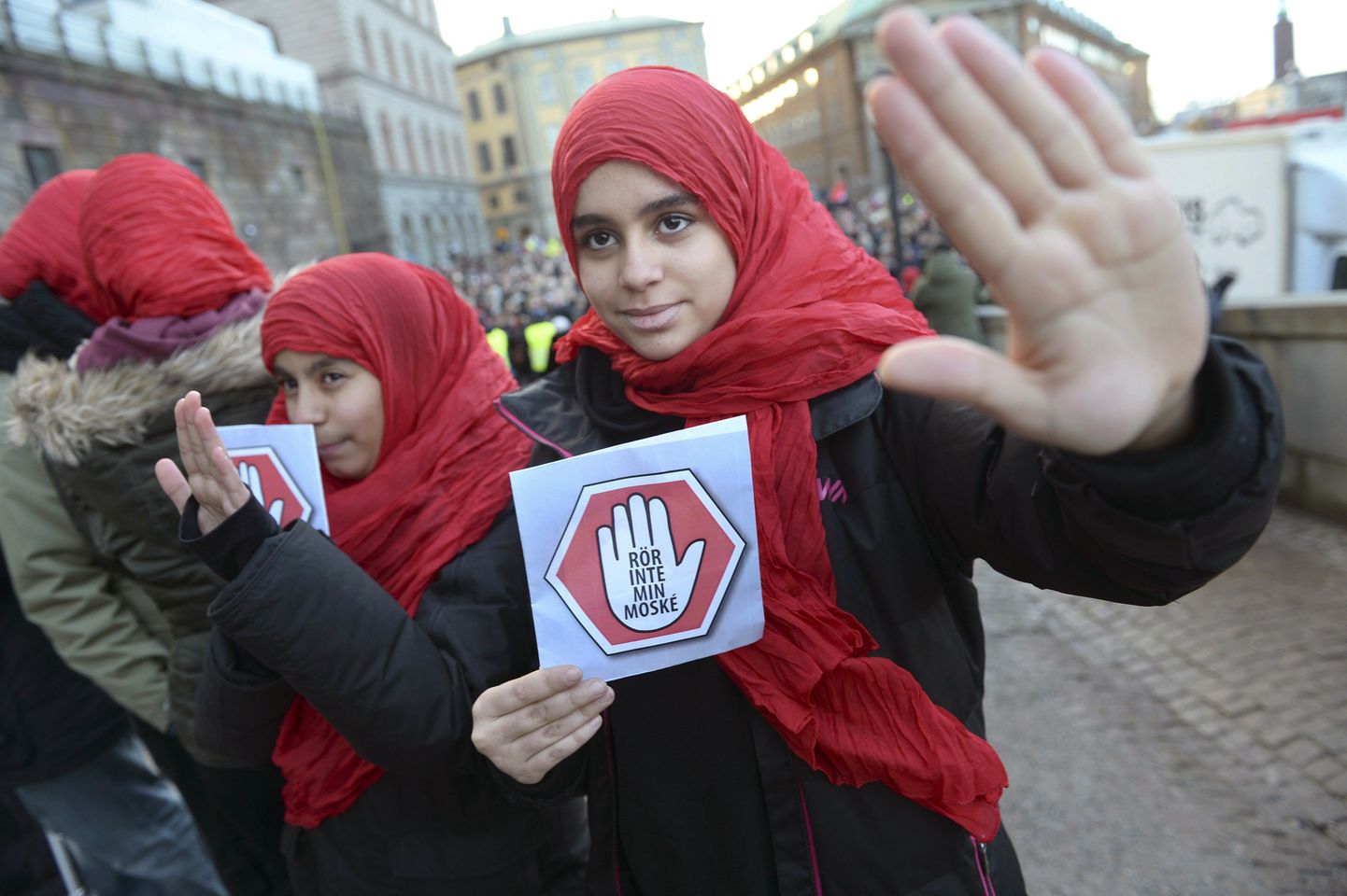 Moslemineiud selle aasta jaanuaris Stockholmis parlamendihoone ees protestimas Rootsi mošeerünnakute vastu.