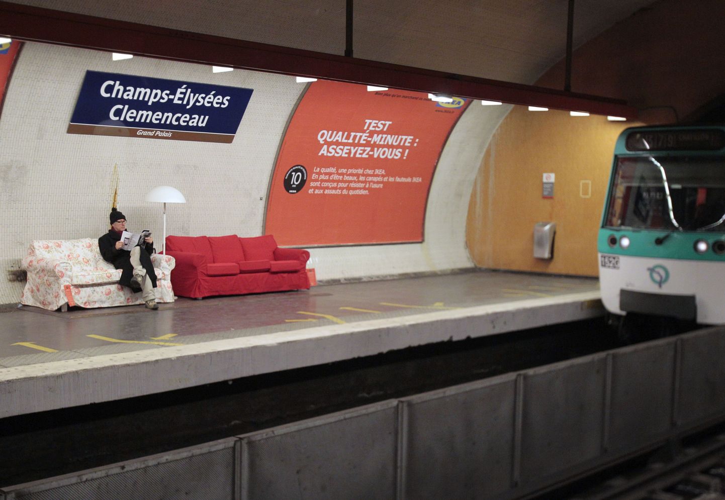 Ikea reklaamikampaania tõi Pariisi metroojaamadesse mugavad diivanid.