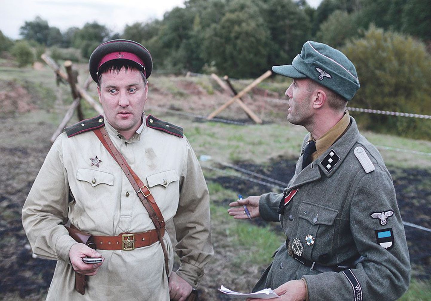Два командира, советский (Андрей) и немецкий (Реймо), совещаются перед битвой.
