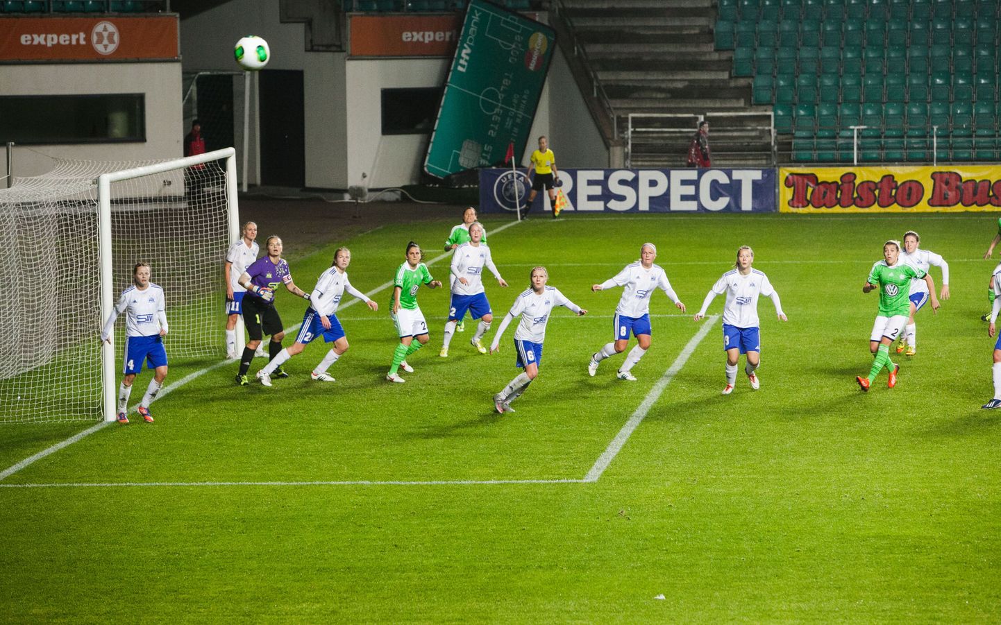 Домашний матч футболисток "Пярну" против "Вольфсбурга" в 1/16 финала Лиги чемпионов.