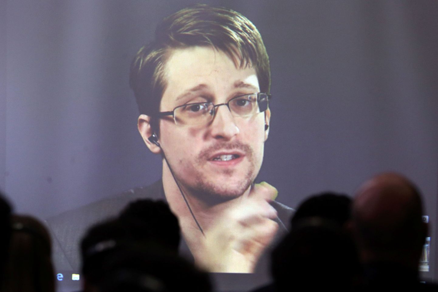 Edward Snowden videoühenduse kaudu kõnelemas.