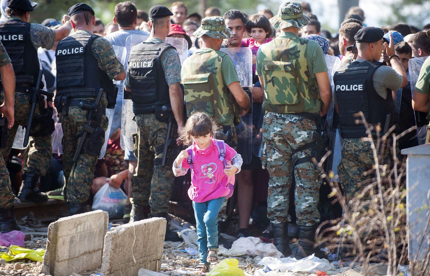 Politseinikud Makedoonia piiril ohjamas migrandikriisi