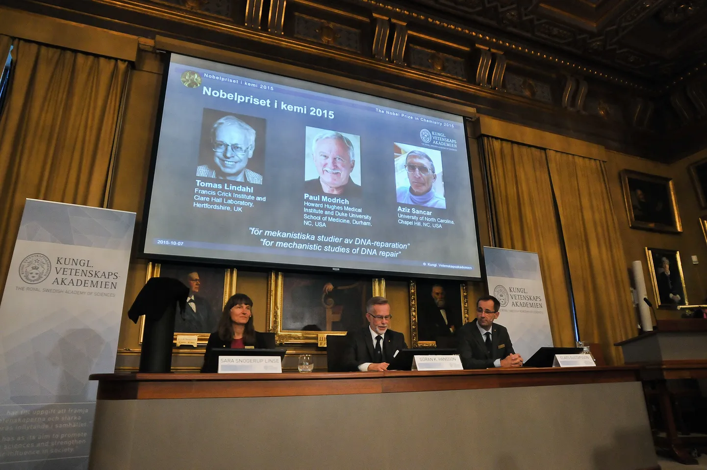 Нобелевскую премию по химии в этом году получили Томас Линдаль, Пол Модрич и Азиз Санкар.