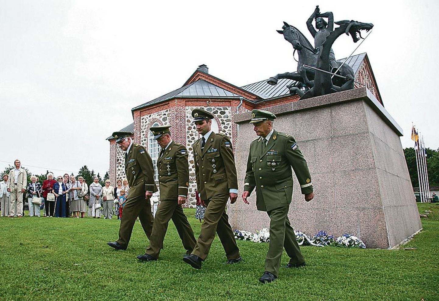 Püha Jüri on sõjaväelaste kaitsepühak, sestap sobib monument sõjameeste mälestuskirku juurde.