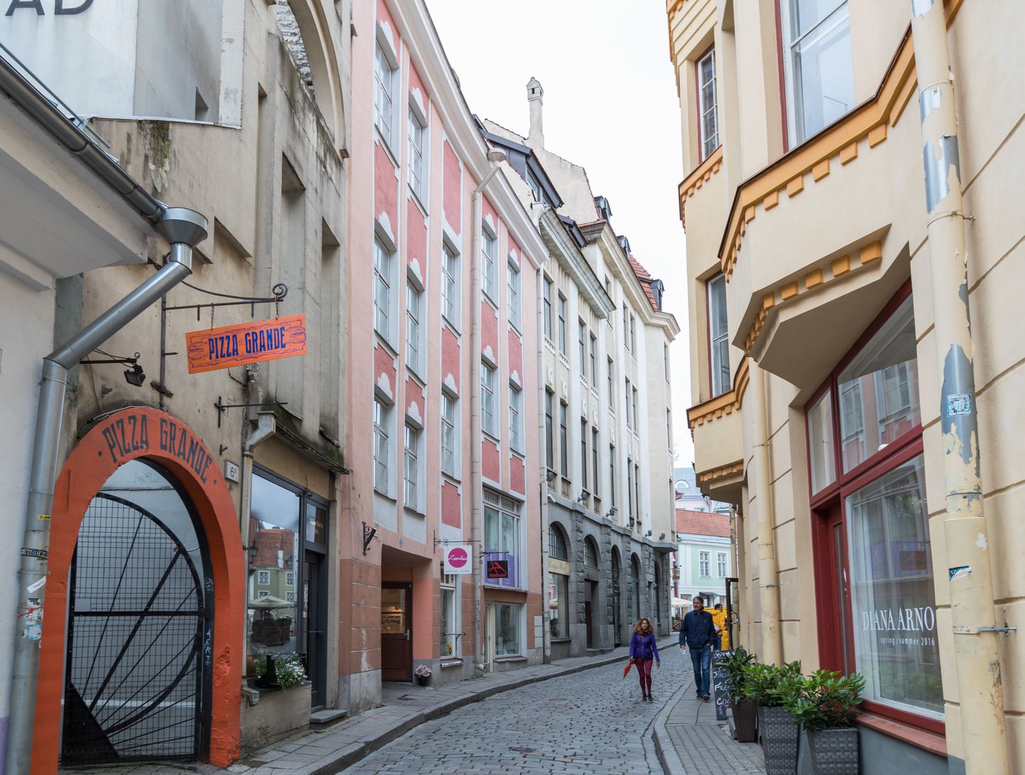 Tallinn, Eesti, 07.07.2016
Väike-Karja tänav. Jalakäijad, vanalinn, tänav.
FOTO: MIHKEL MARIPUU/POSTIMEES