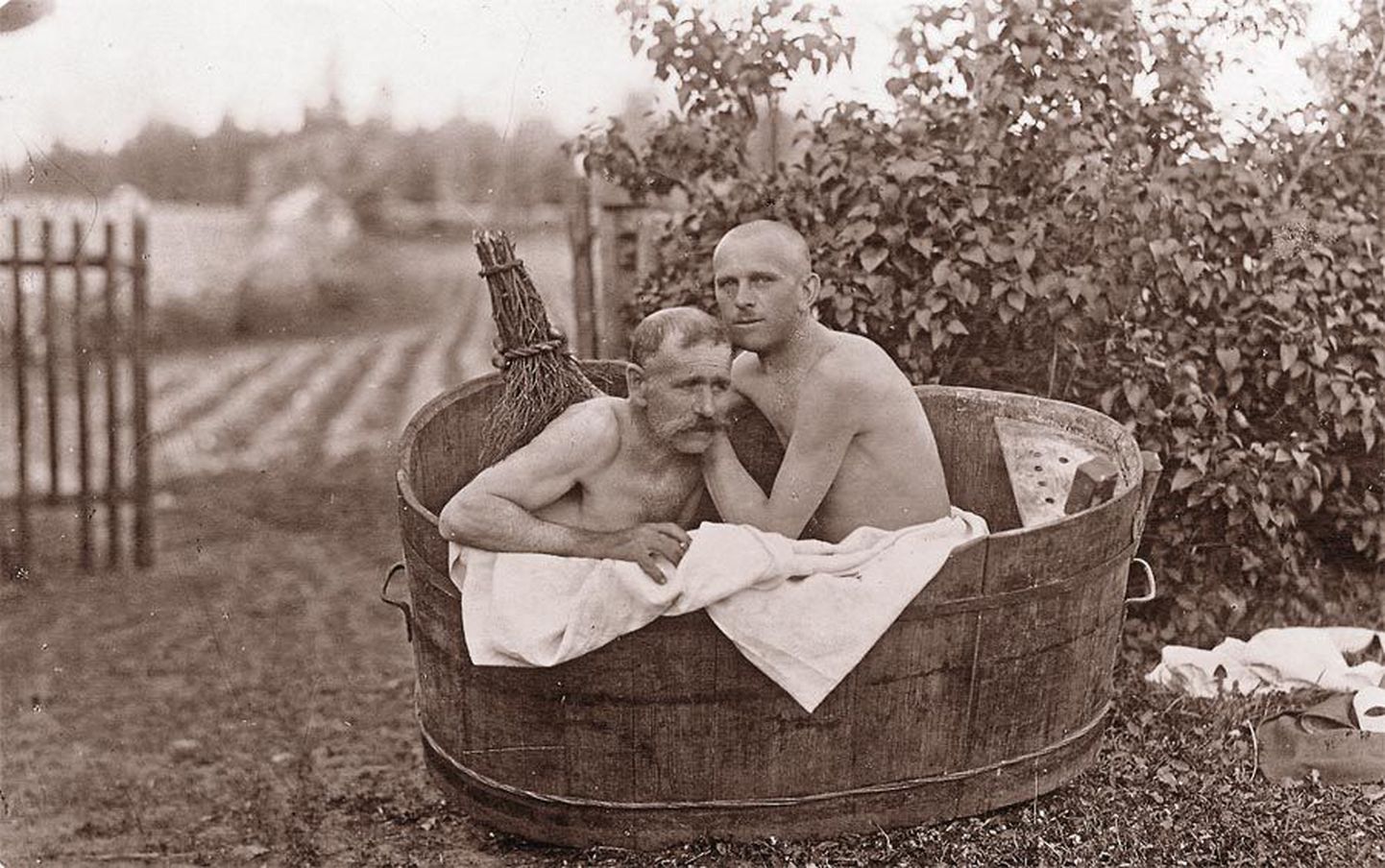 Kui sauna käepärast polnud, pesti ennast suurtes vannides nagu sellel 1920. aastaist pärit naljapildil.