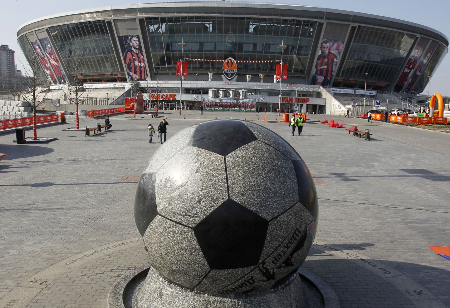 Футбольный стадион в Донецке.